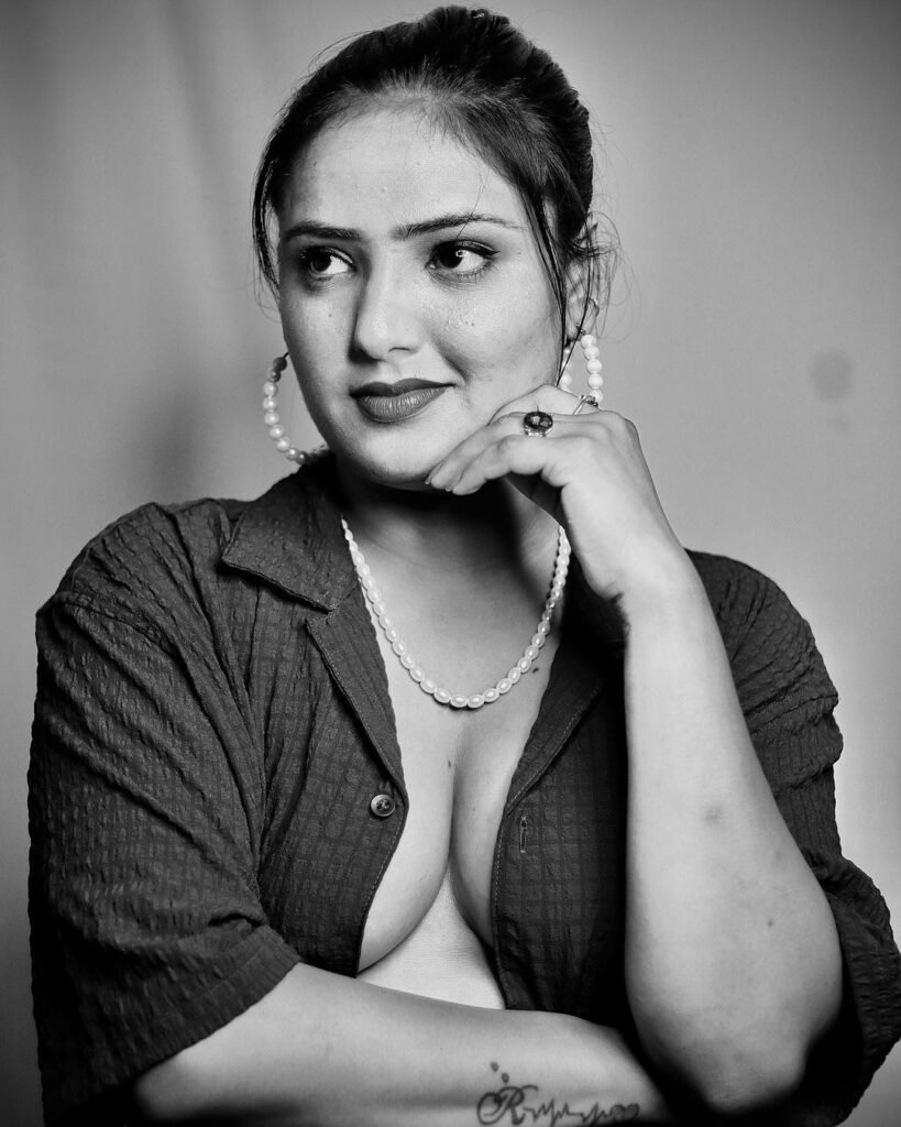 Shyana Khatri insta id photo on reviewguys.in